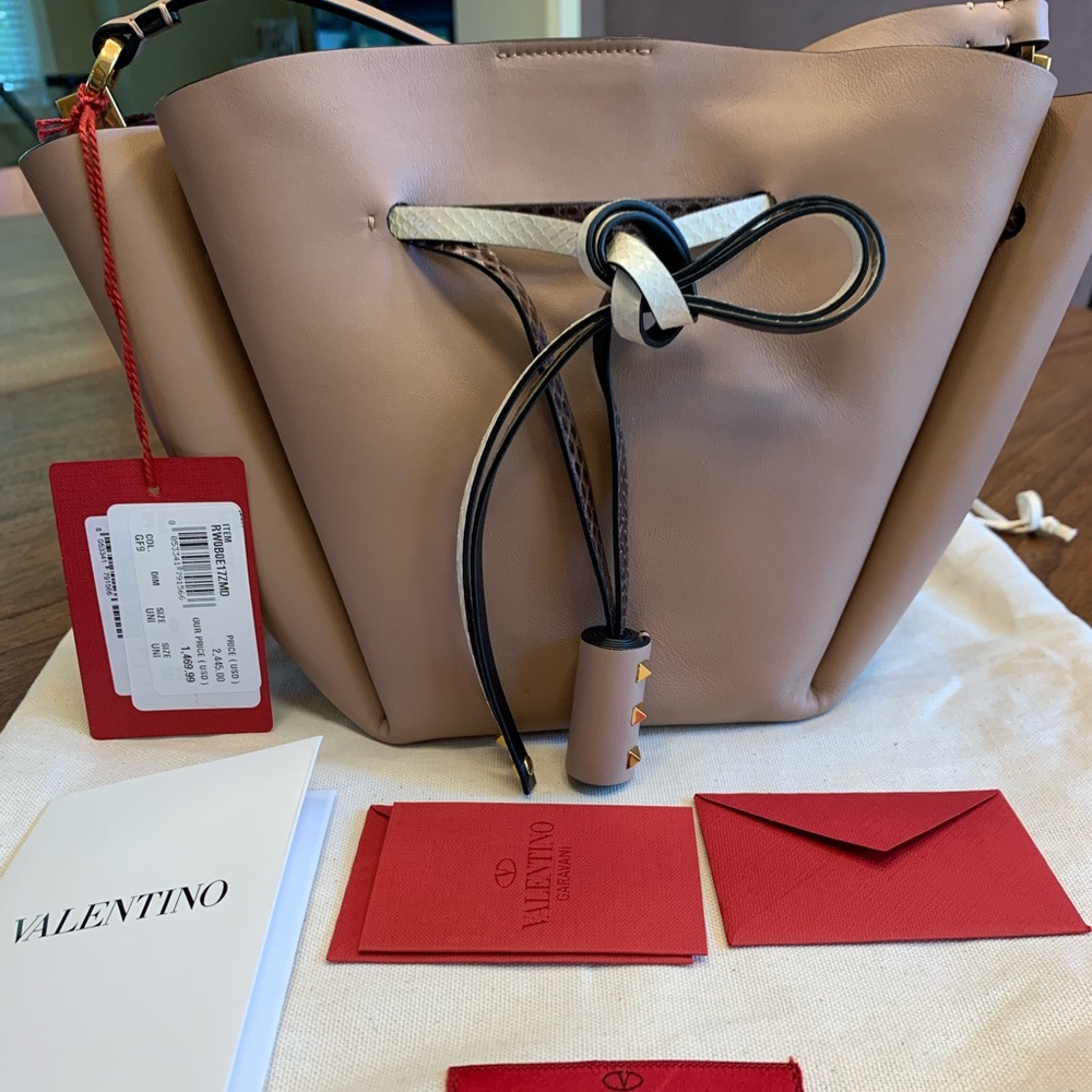 Valentino Rockstud V logo bucket crossbody medium